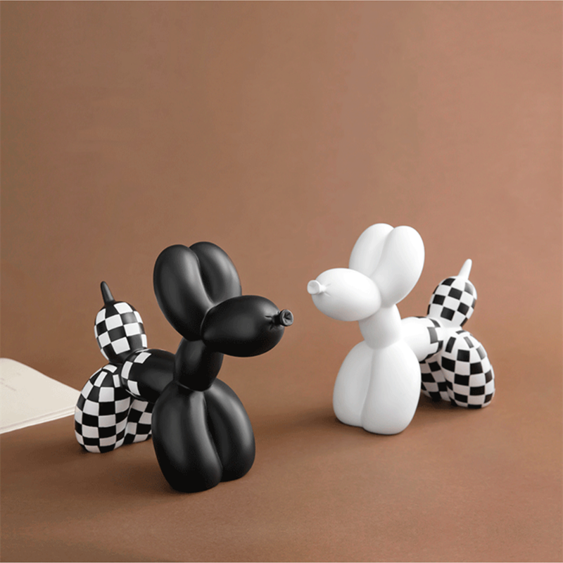 Scultura di cane a palloncino a scacchi
