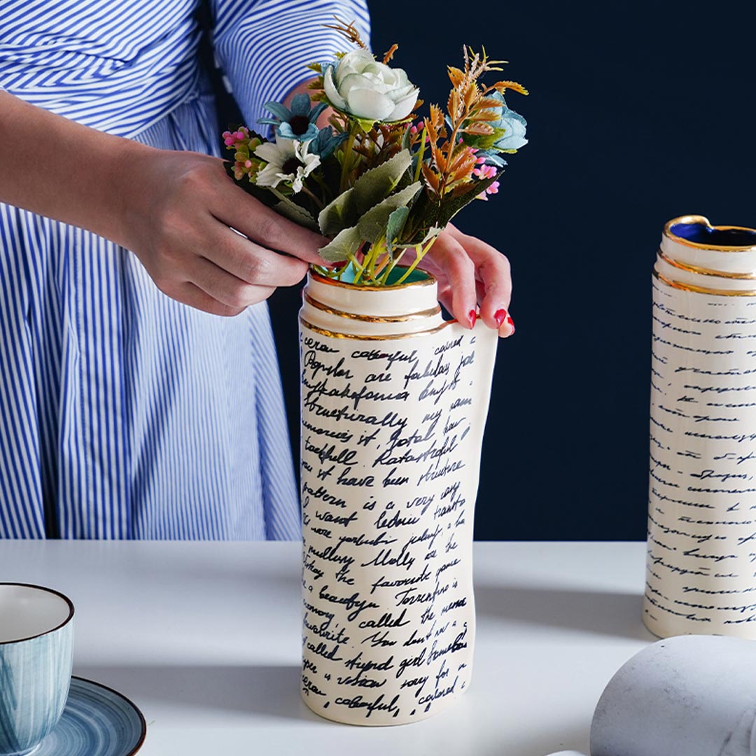Jarrón de cerámica con diseño de página de libro