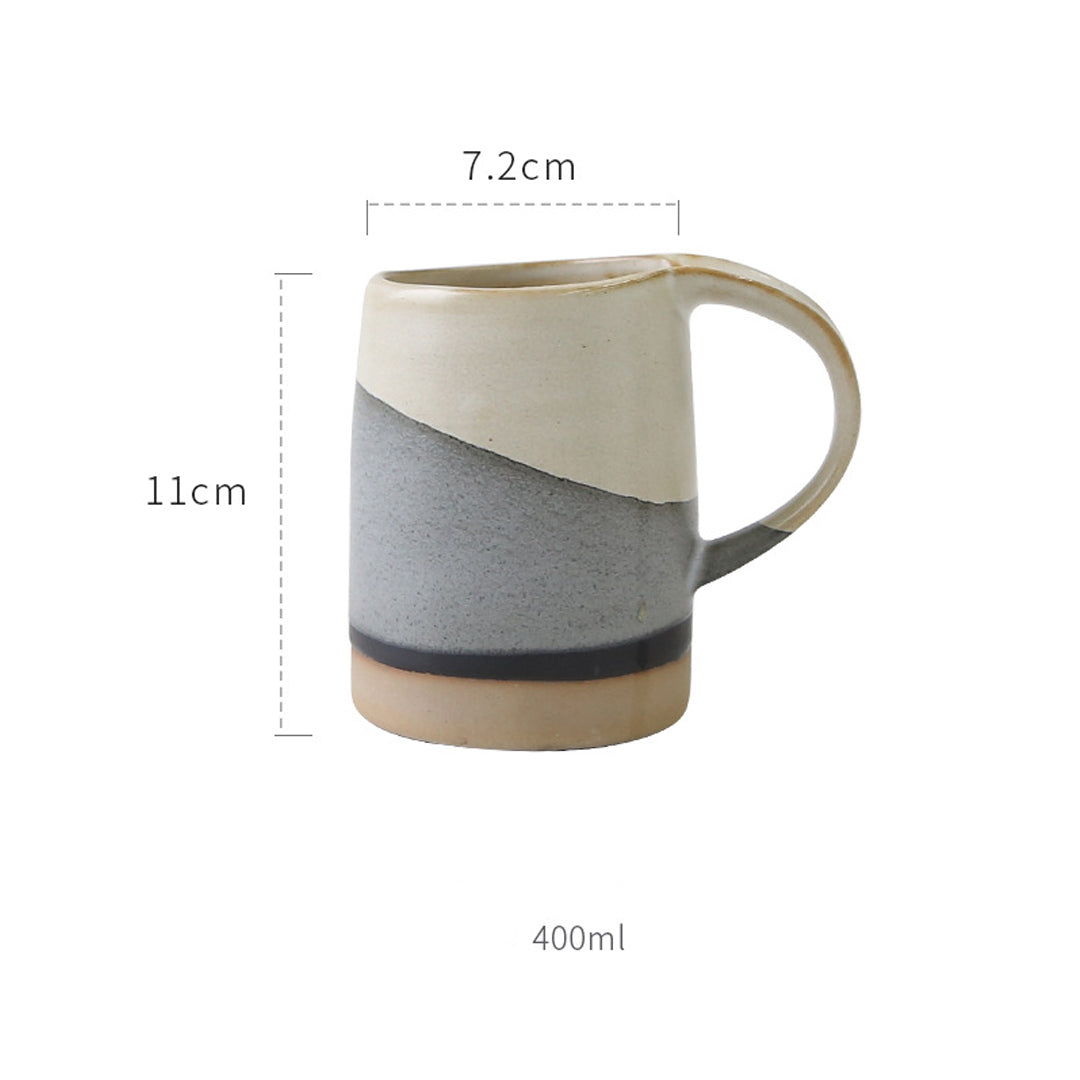 Tasse de poterie faite à la main