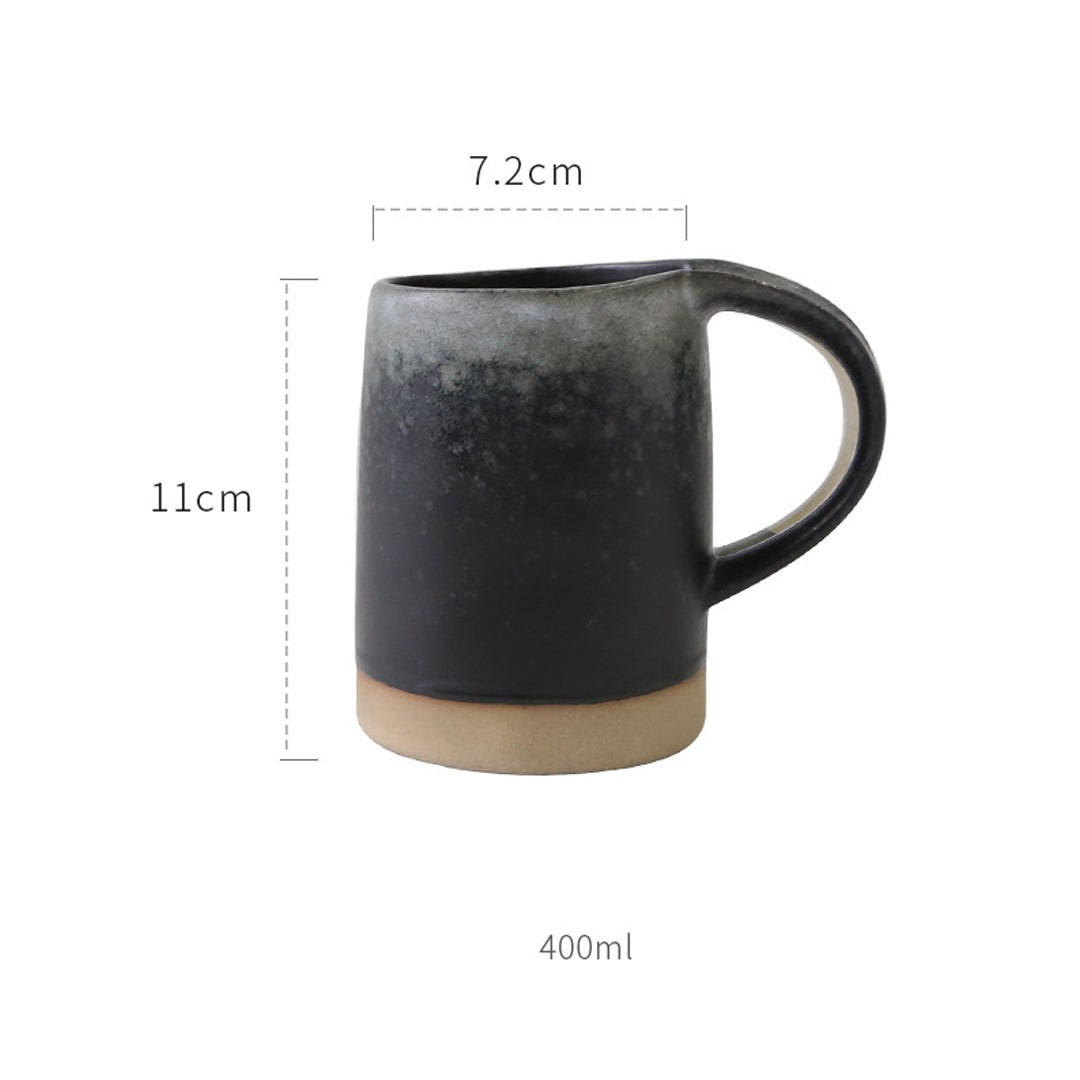 Tasse de poterie faite à la main