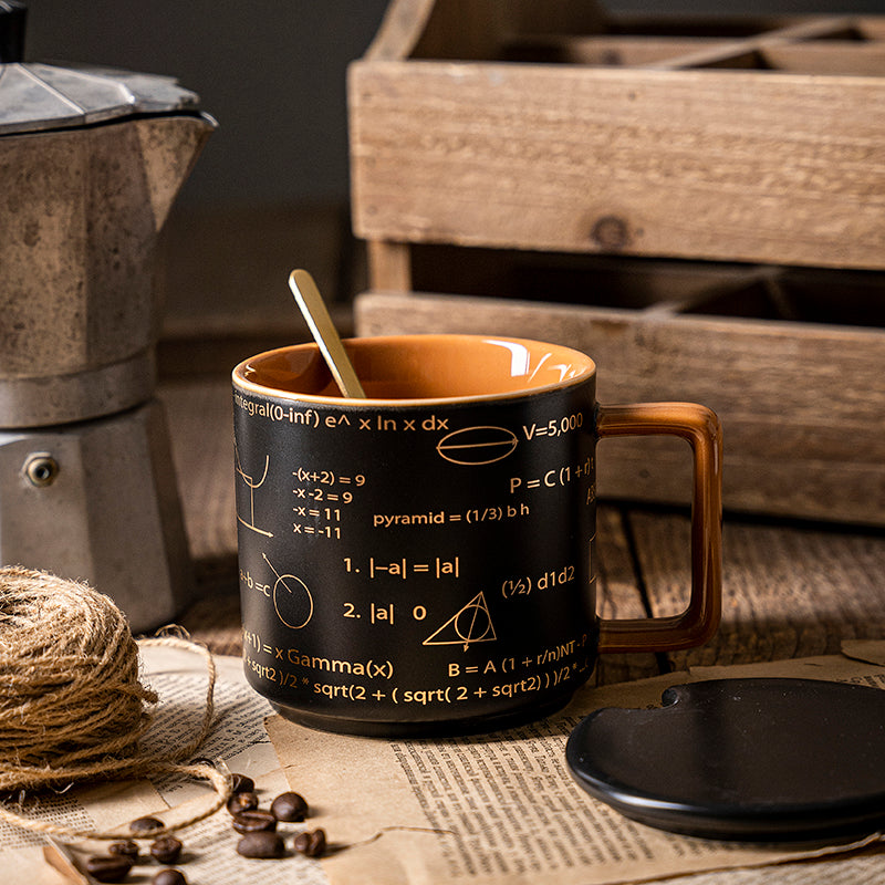 Taza de café de fórmula matemática con tapa y cuchara