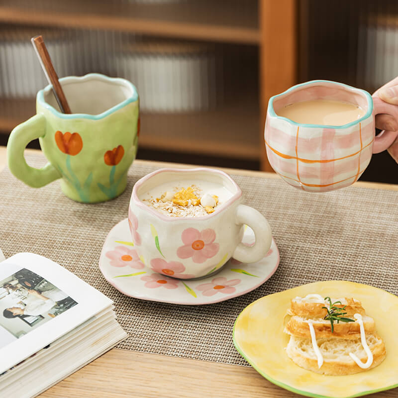 Lindas tazas y tazas de té con flores pintadas