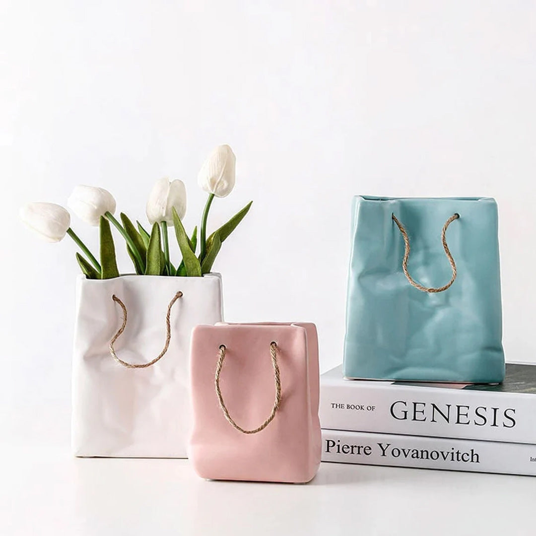 Florero de cerámica con bolsa de papel