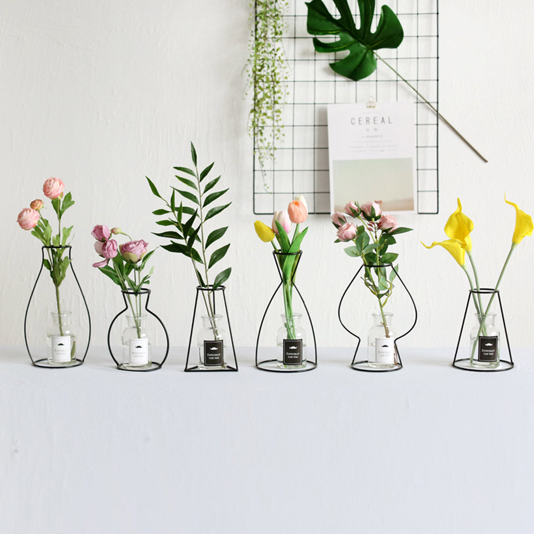 Vase aus Metall mit schwarzer Silhouette und Umriss