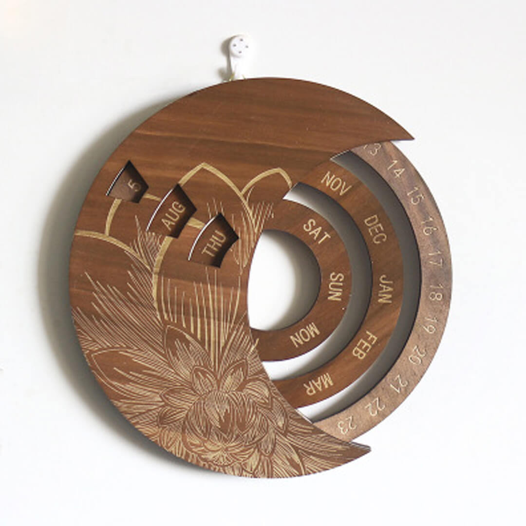Calendario perpetuo giratorio de madera tallada