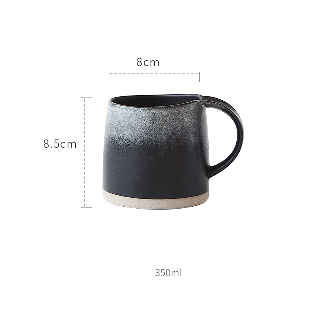 Tasse de poterie faite à la main