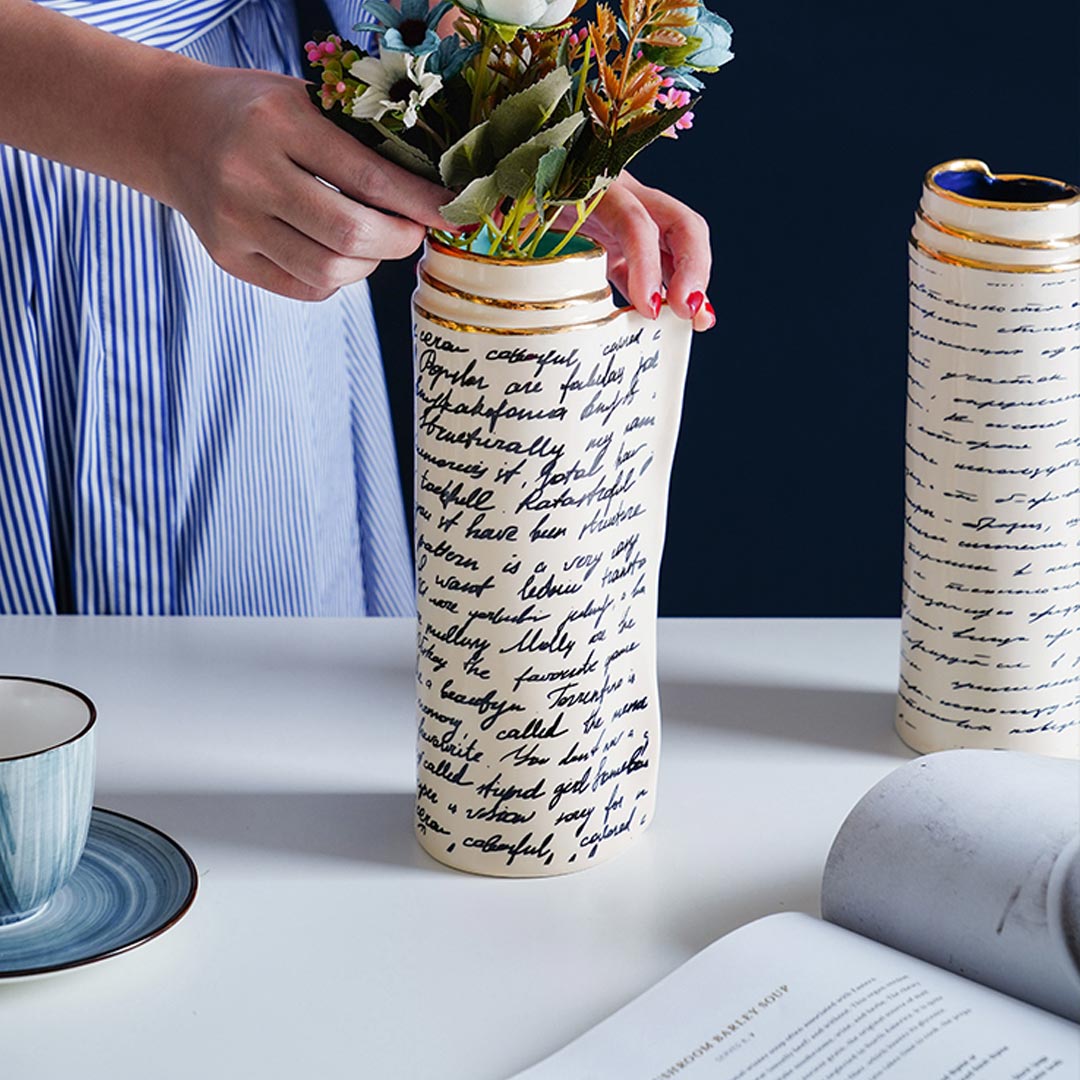 Vase en céramique de conception de page de livre
