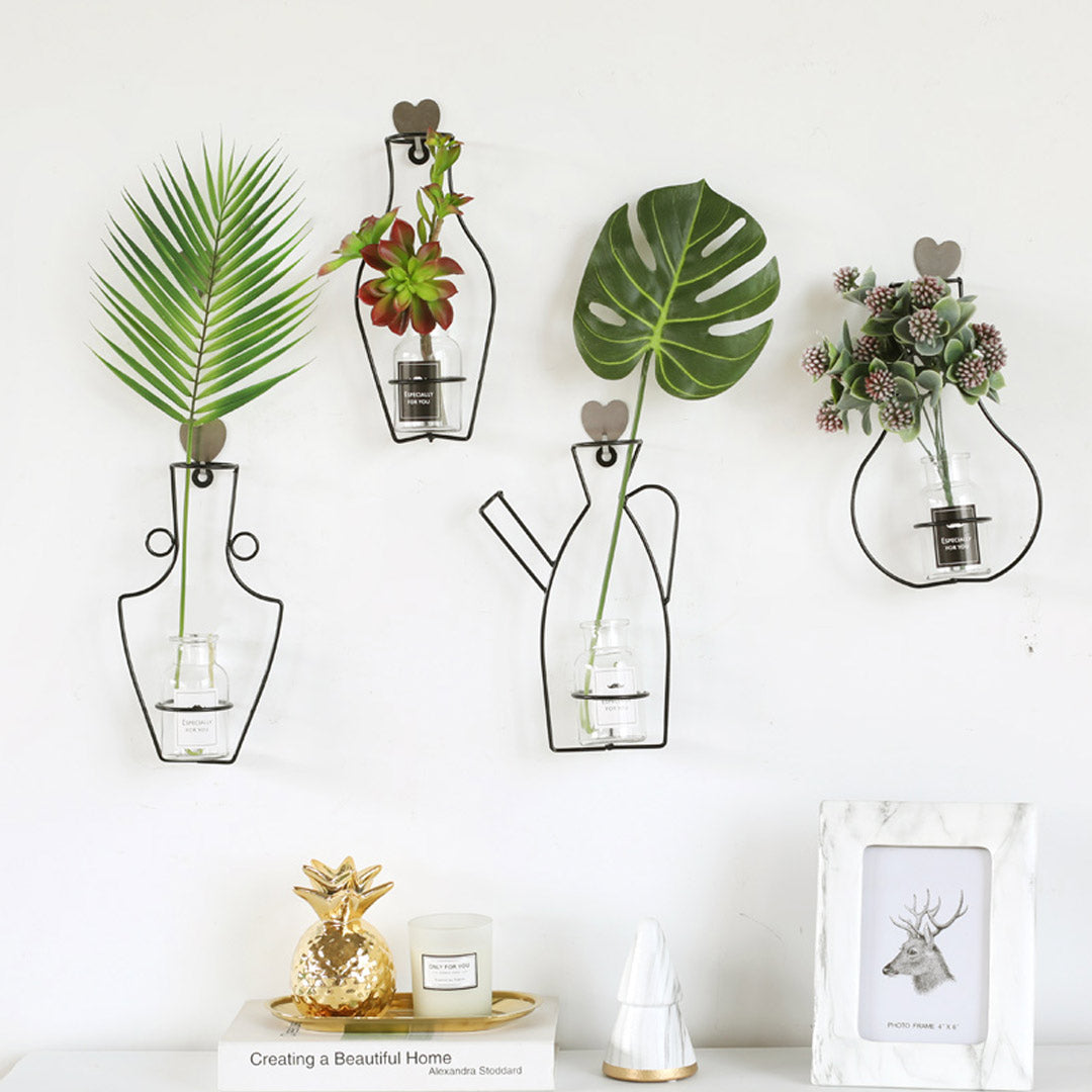 Vase aus Metall mit schwarzer Silhouette und Umriss