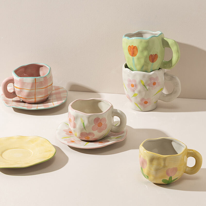 Lindas tazas y tazas de té con flores pintadas