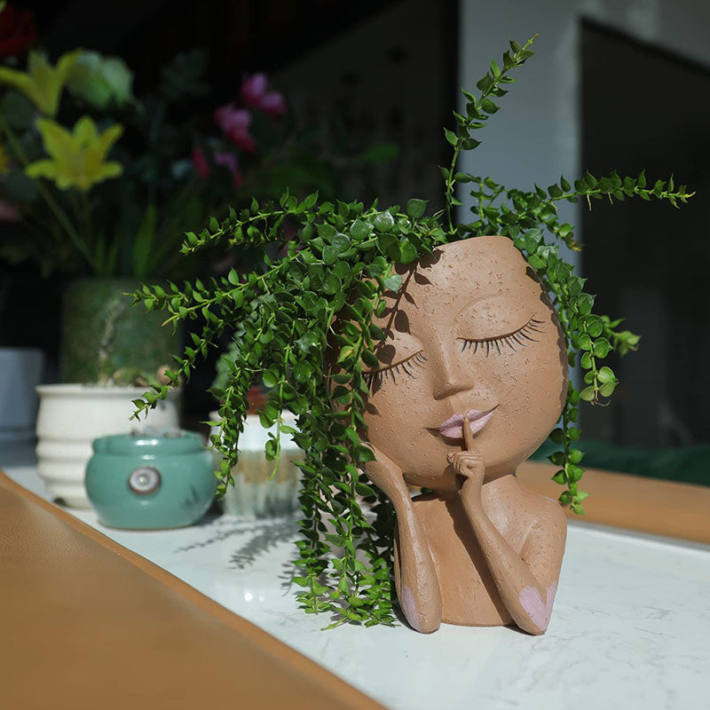 Pots de jardinière visage yeux fermés