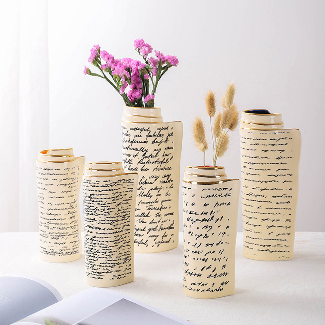Jarrón de cerámica con diseño de página de libro
