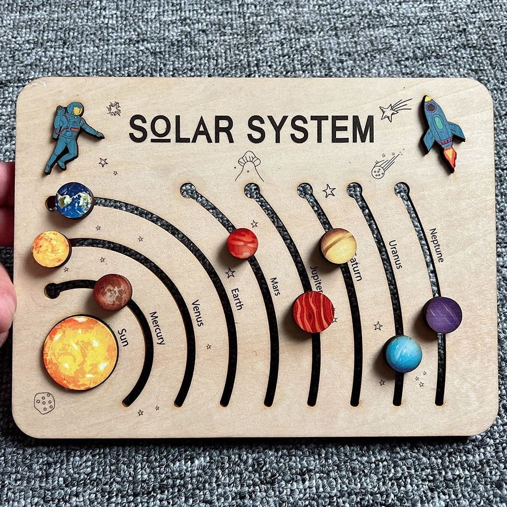 Puzzle en bois avec les planètes du système solaire