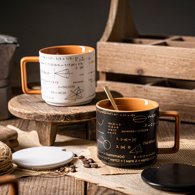 Taza de café de fórmula matemática con tapa y cuchara