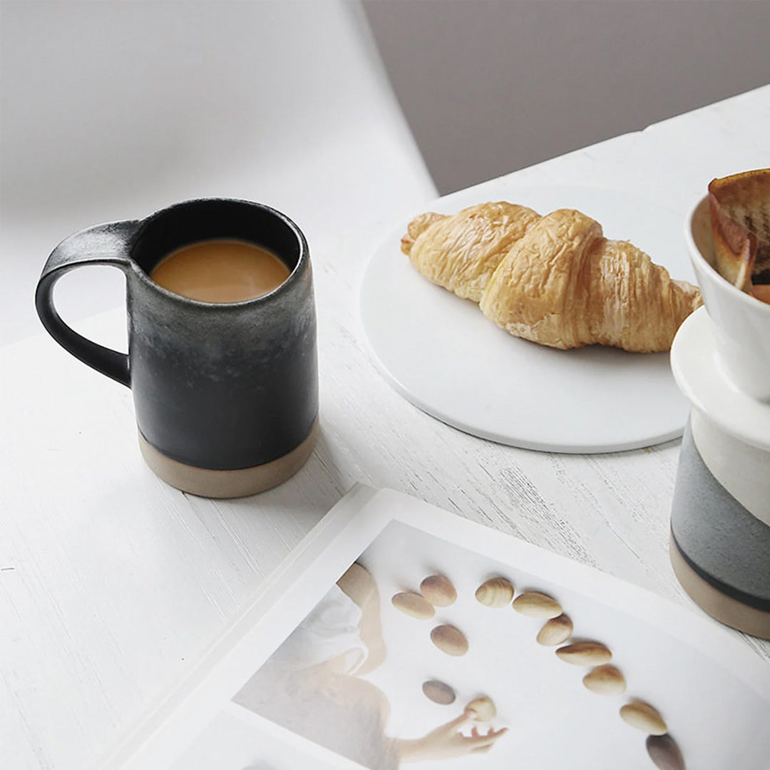 Tasse de poterie faite à la main