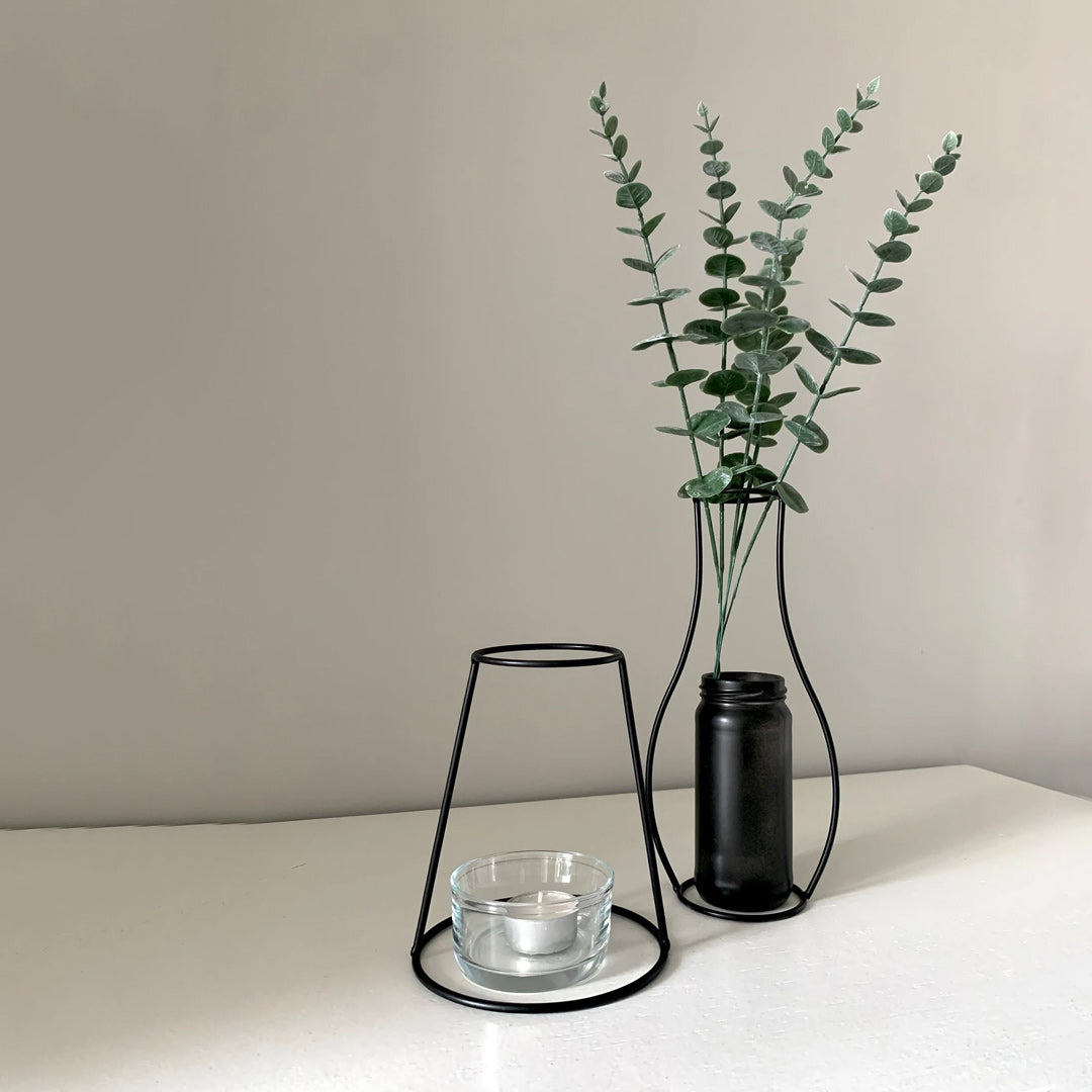 Vaso in metallo nero sagoma contorno stile