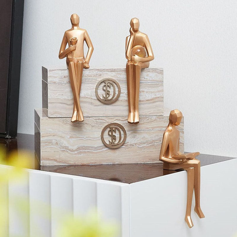 Ornamento di figurine di uomo seduto dorato