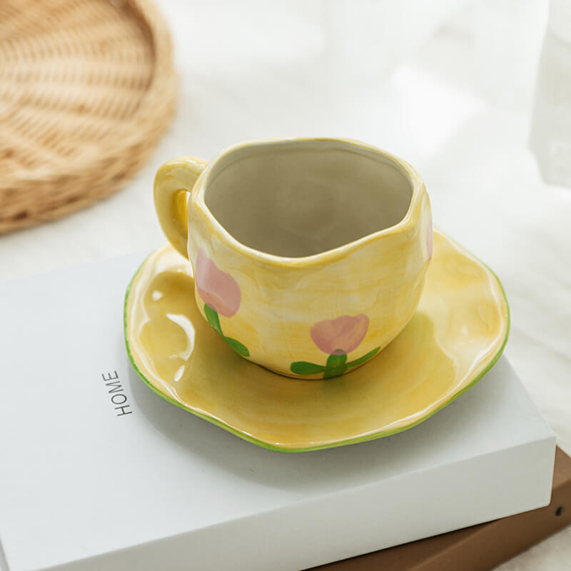 Lindas tazas y tazas de té con flores pintadas