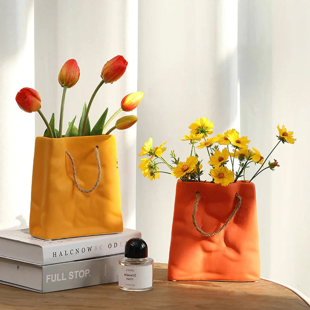 Florero de cerámica con bolsa de papel