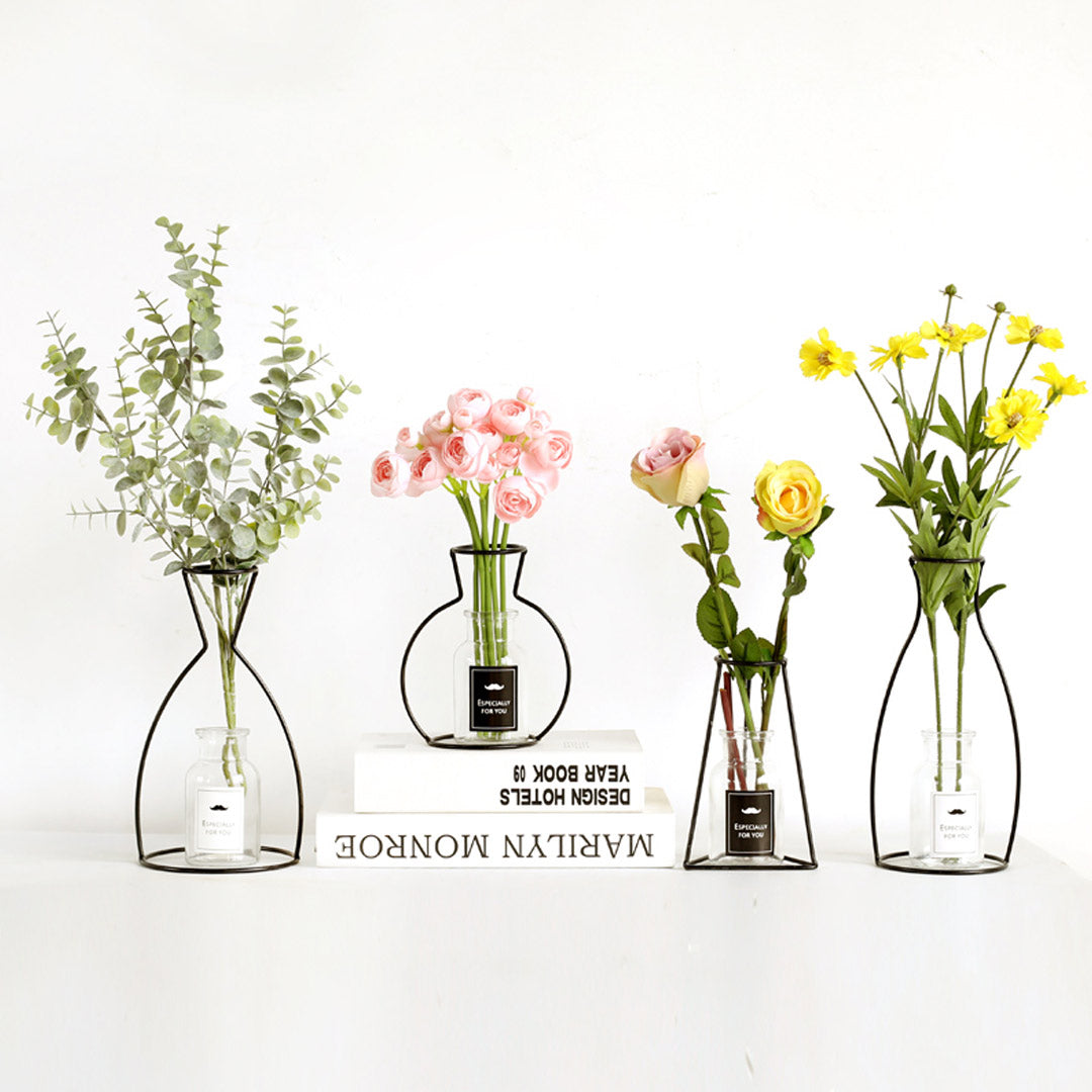 Vase aus Metall mit schwarzer Silhouette und Umriss