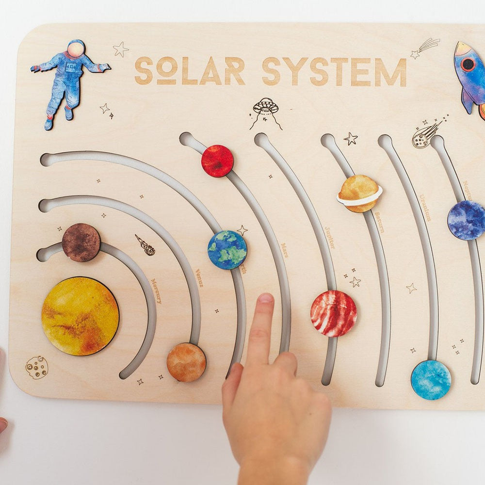 Puzzle en bois avec les planètes du système solaire