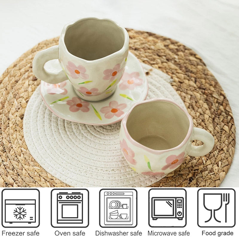 Lindas tazas y tazas de té con flores pintadas