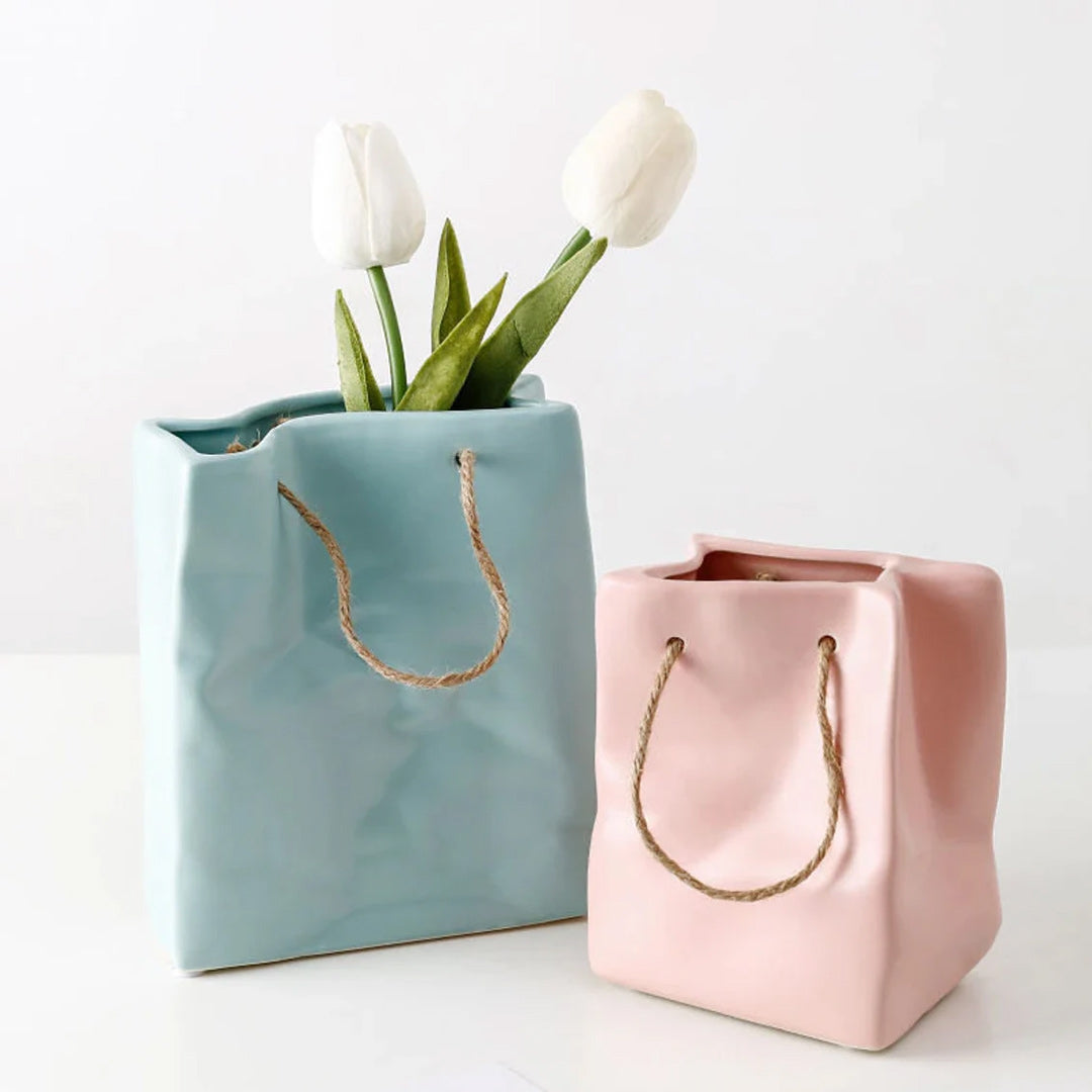 Florero de cerámica con bolsa de papel