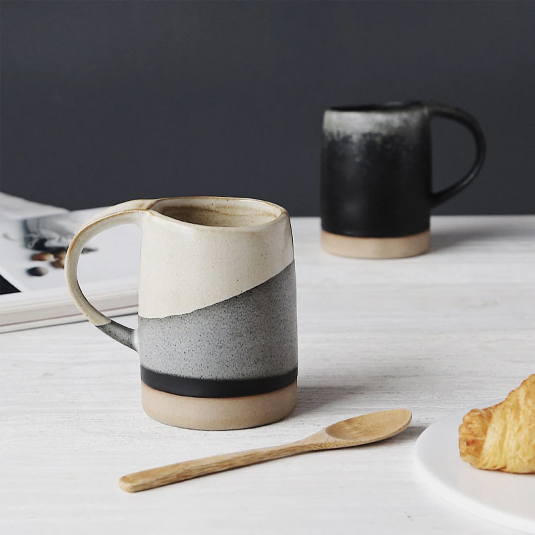 Tasse de poterie faite à la main