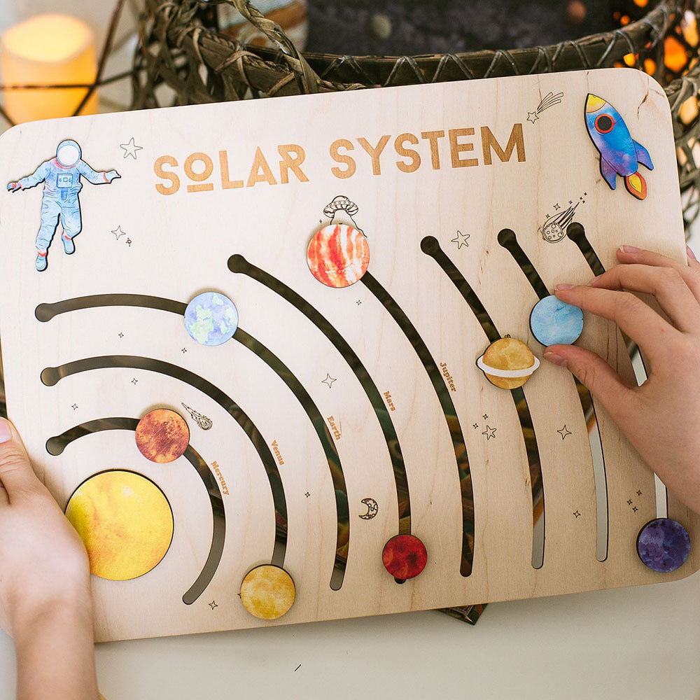 Puzzle en bois avec les planètes du système solaire