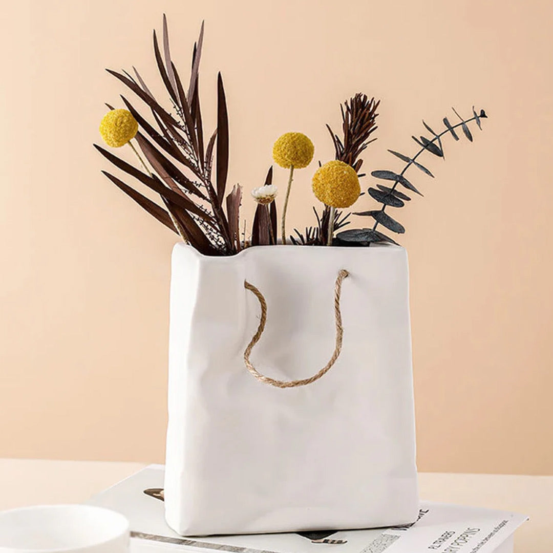 Florero de cerámica con bolsa de papel