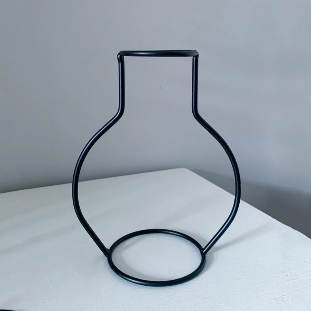 Vase de style contour silhouette noire en métal