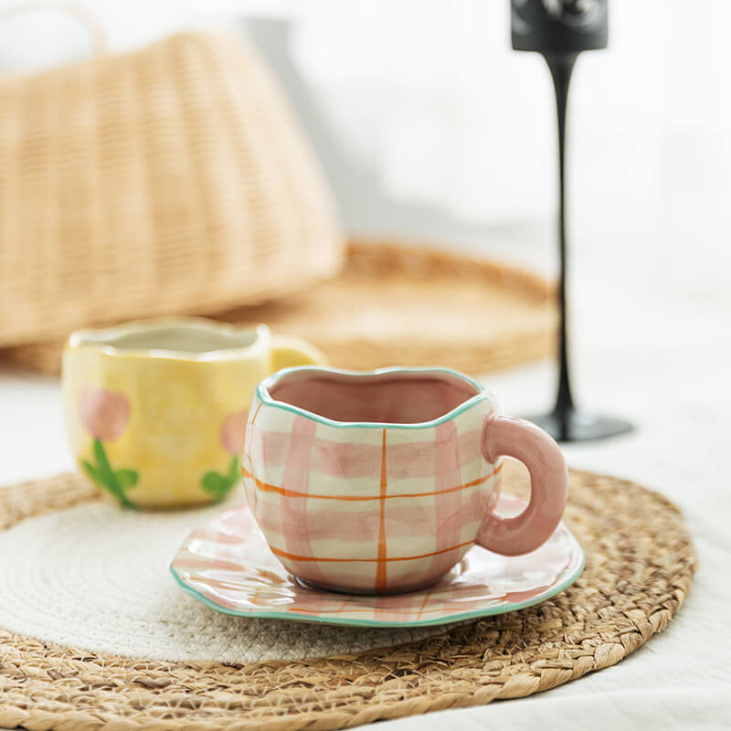 Lindas tazas y tazas de té con flores pintadas
