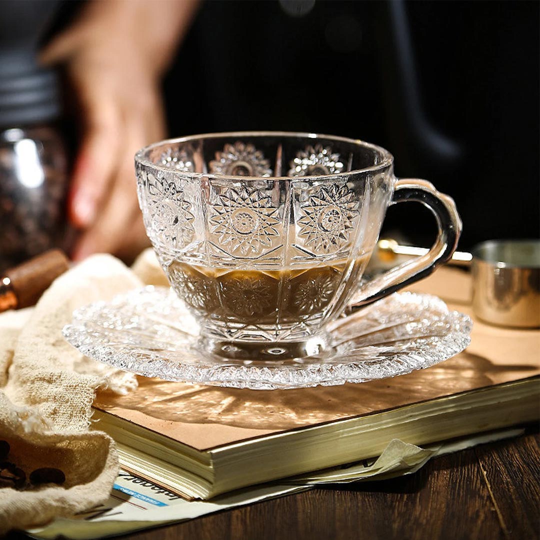 Tasse en verre de style vintage avec soucoupe