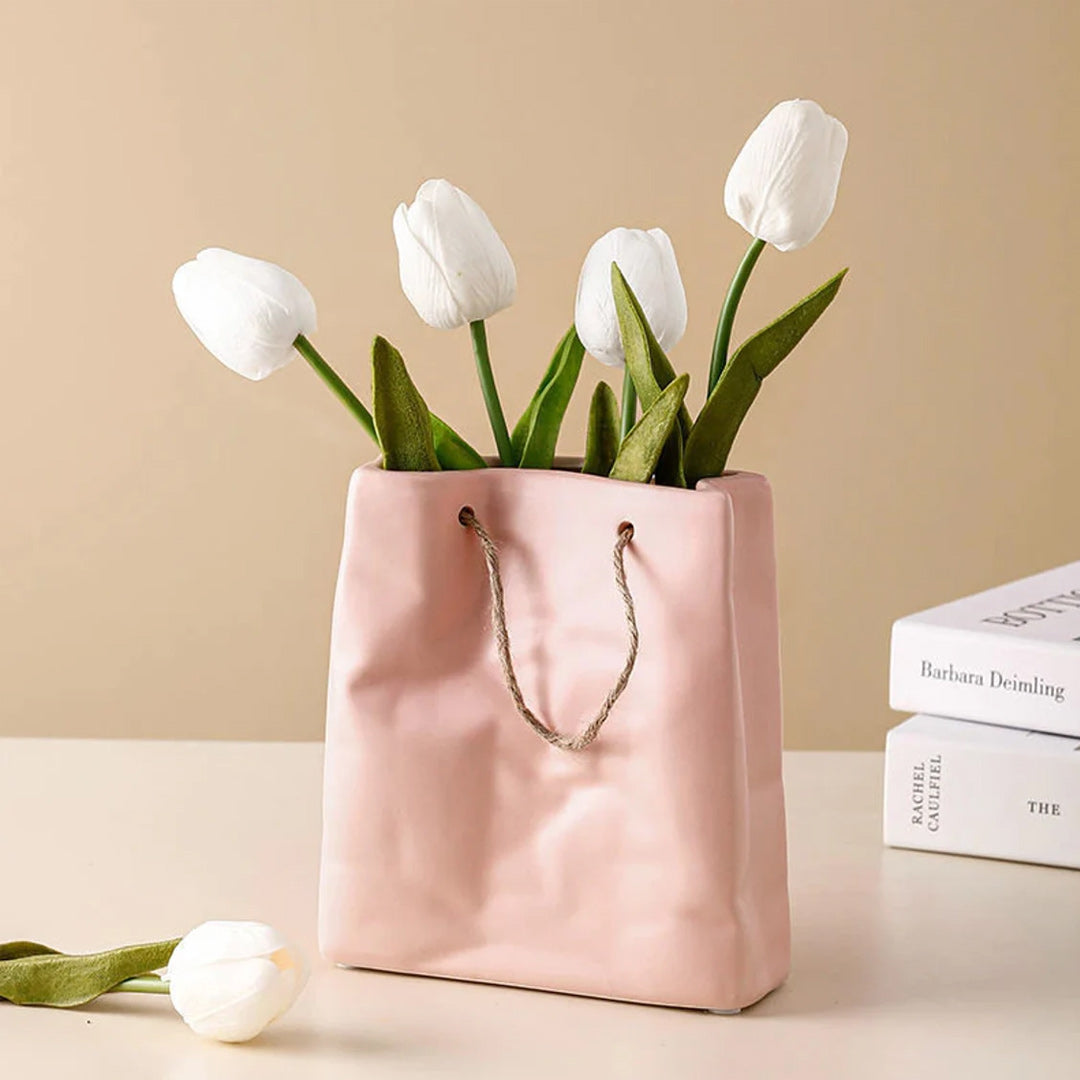 Florero de cerámica con bolsa de papel