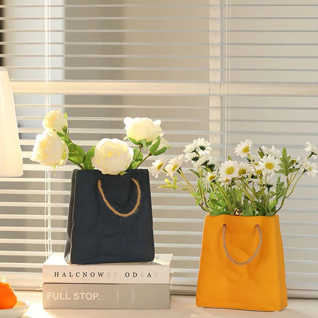 Florero de cerámica con bolsa de papel