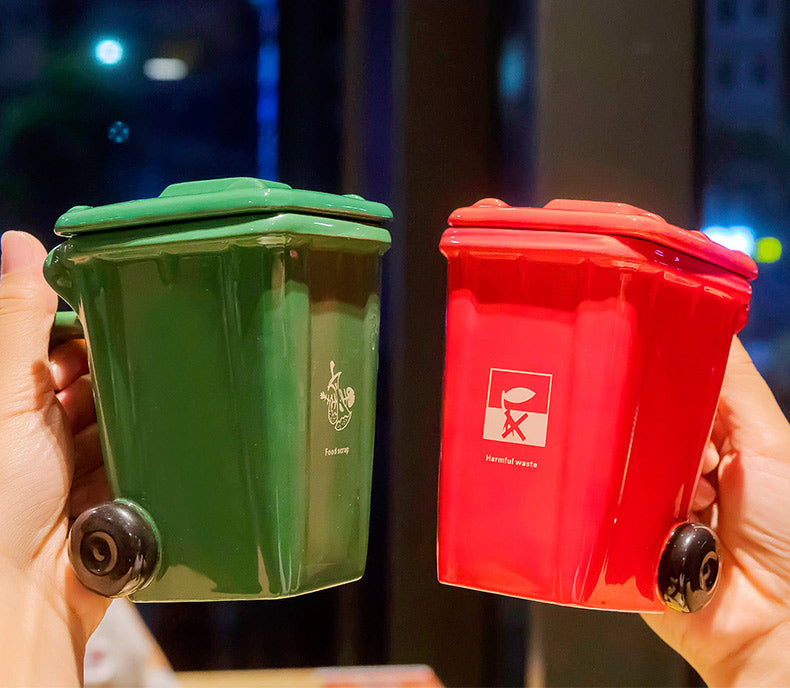 Tasse en céramique en forme de poubelle créative