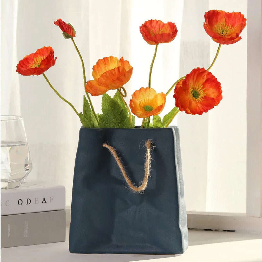 Florero de cerámica con bolsa de papel