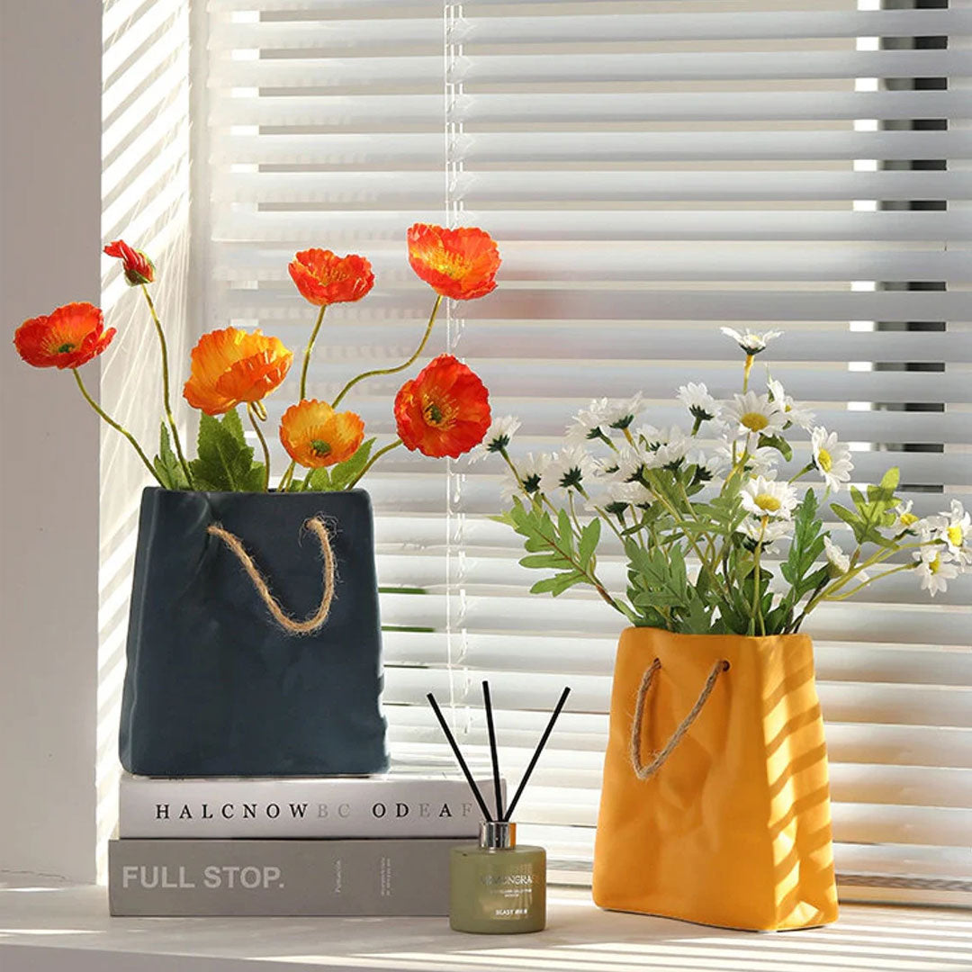 Florero de cerámica con bolsa de papel