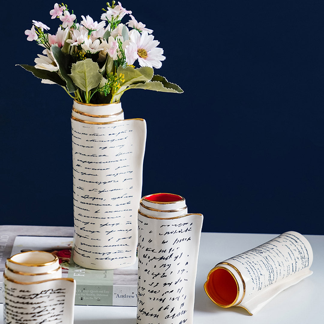 Vase en céramique de conception de page de livre