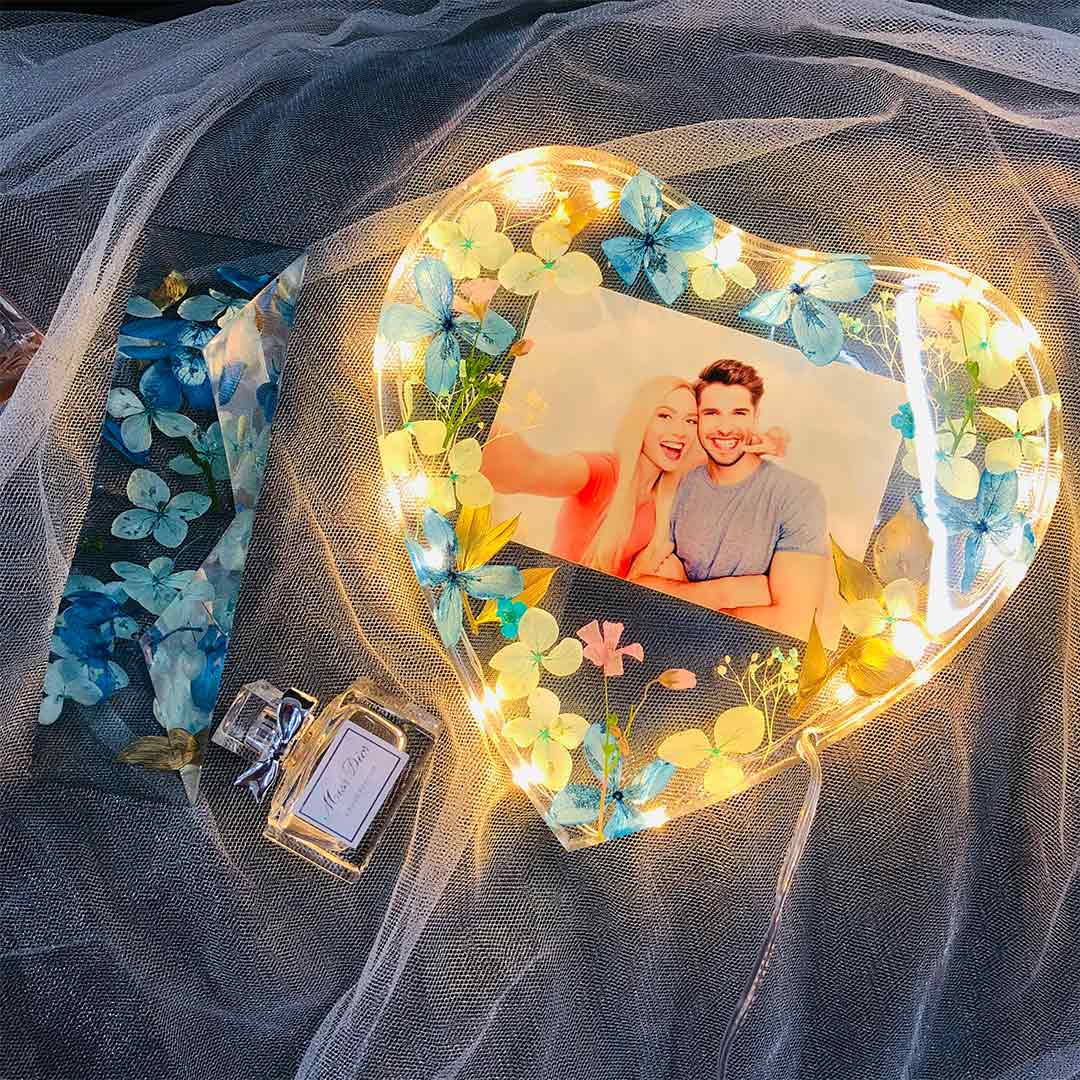 Luz de marco de fotos de flores en forma de corazón