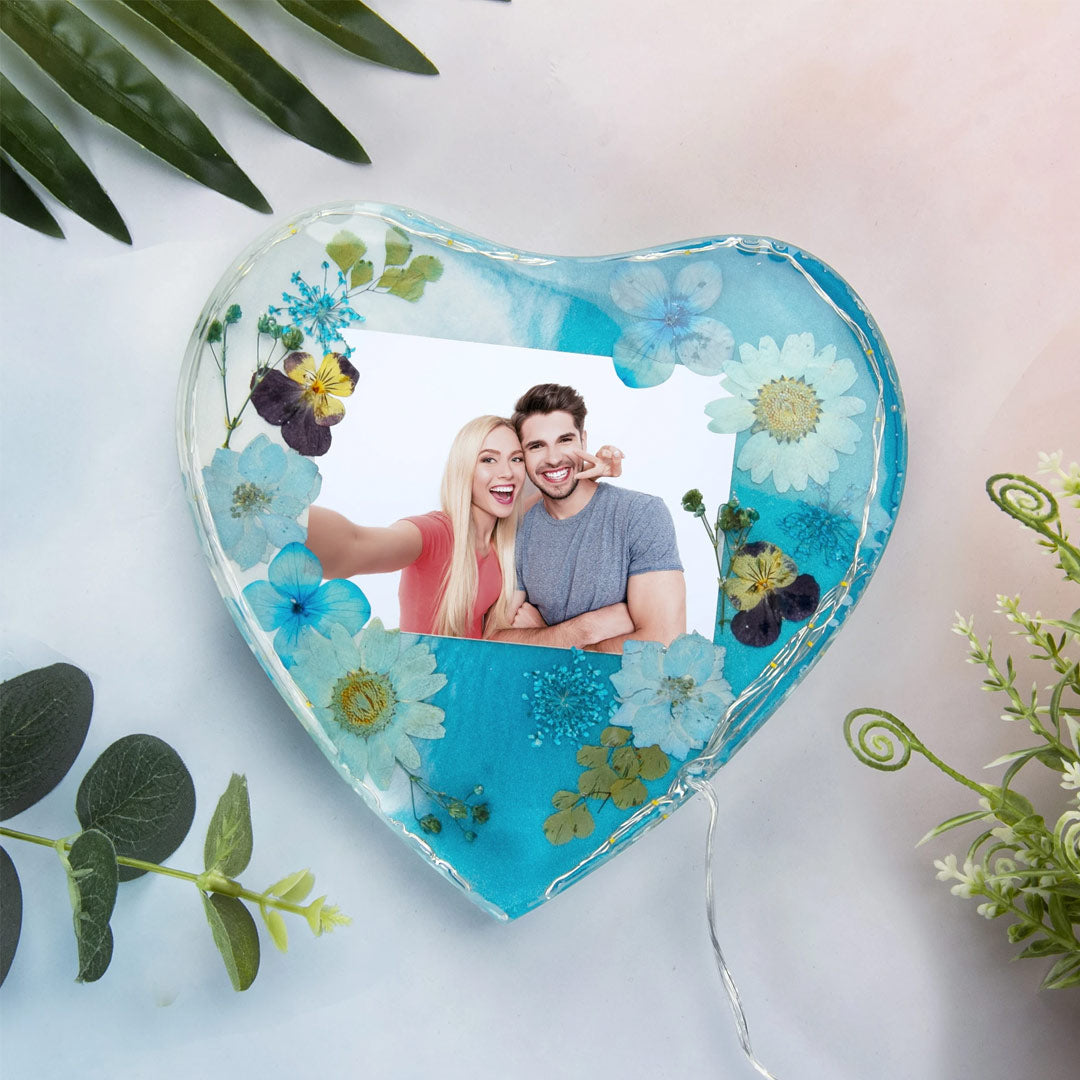Luz de marco de fotos de flores en forma de corazón
