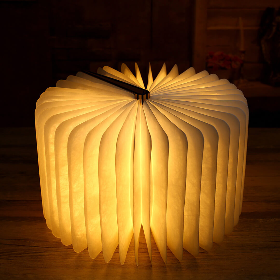 Luce per libri personalizzata con incisione su legno