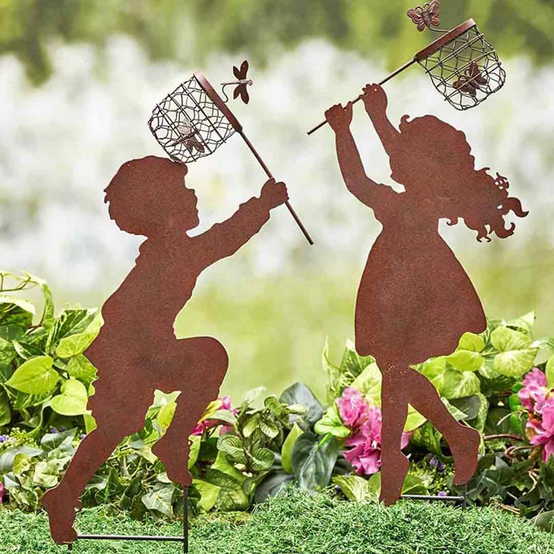 Niños persiguiendo estaca de jardín