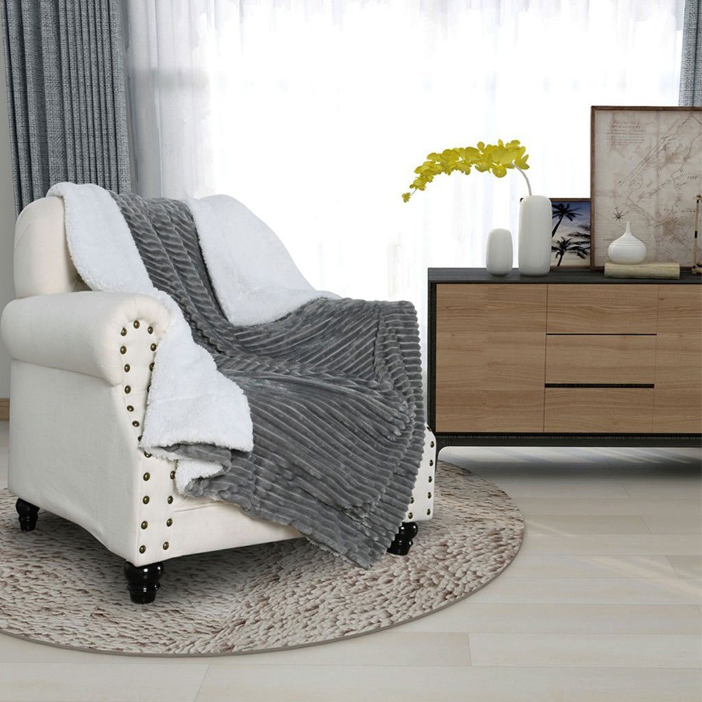 Gestreifte Sherpa-Fleece-Decke