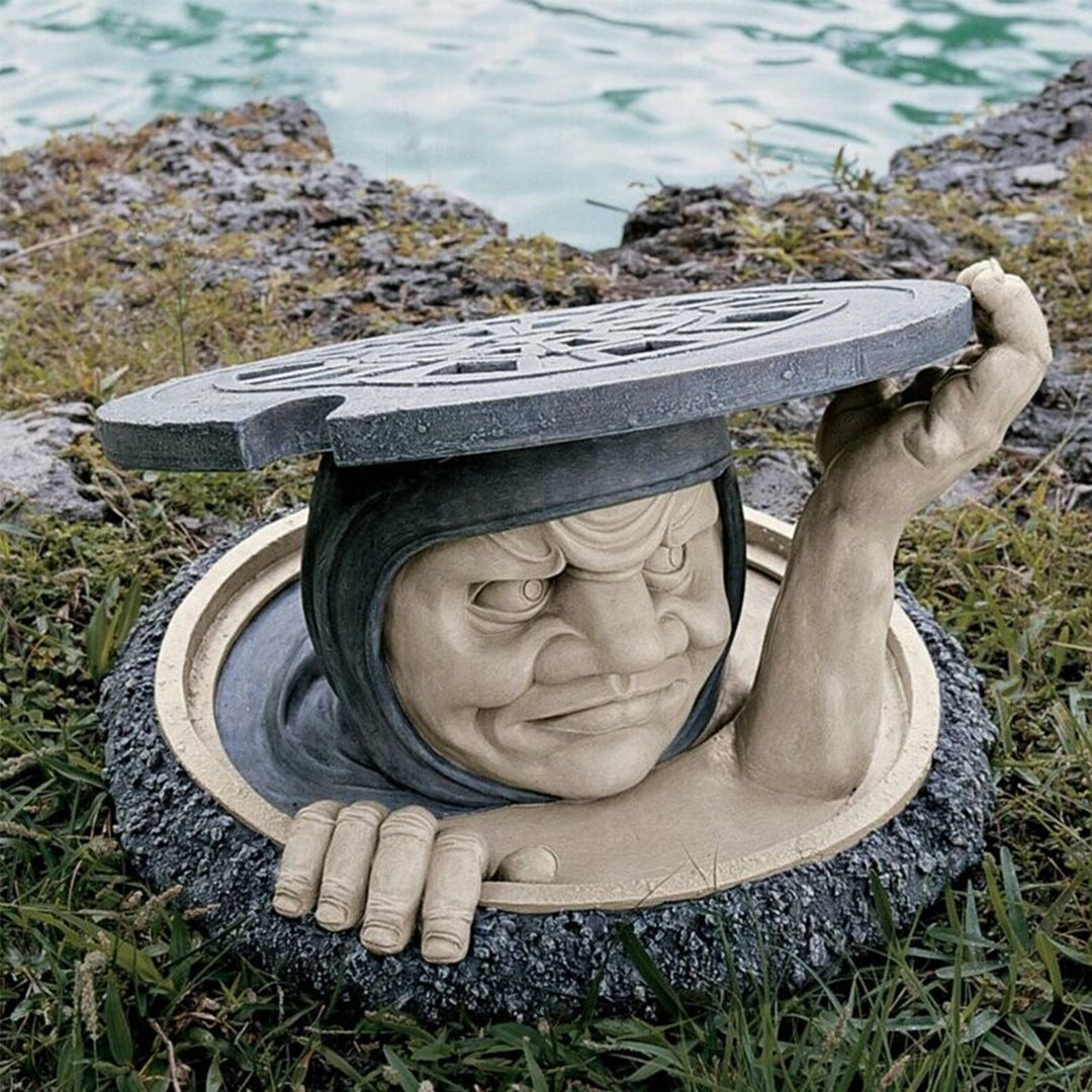 El habitante debajo de la decoración de la estatua del jardín