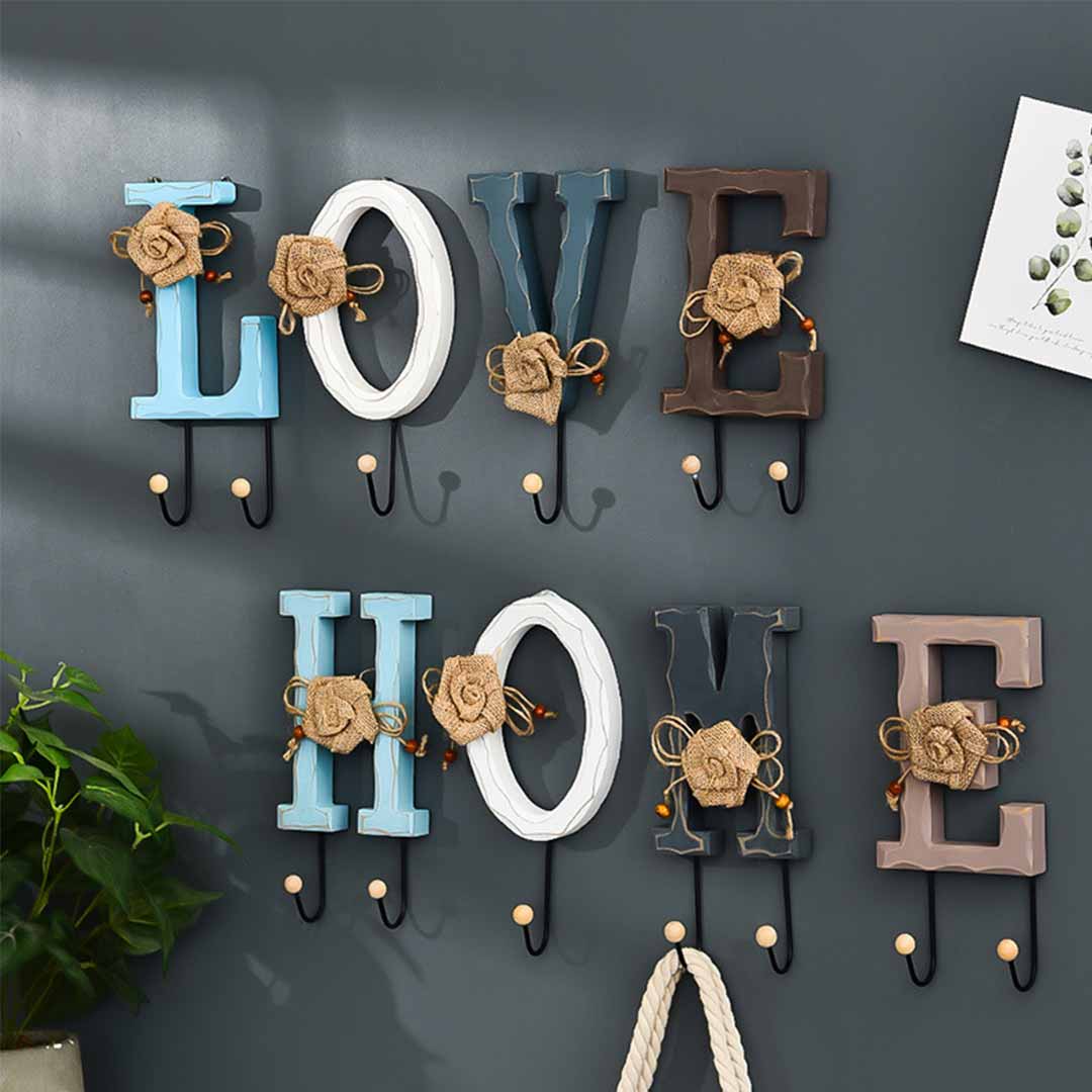 Ganci da parete con lettere d'amore in legno
