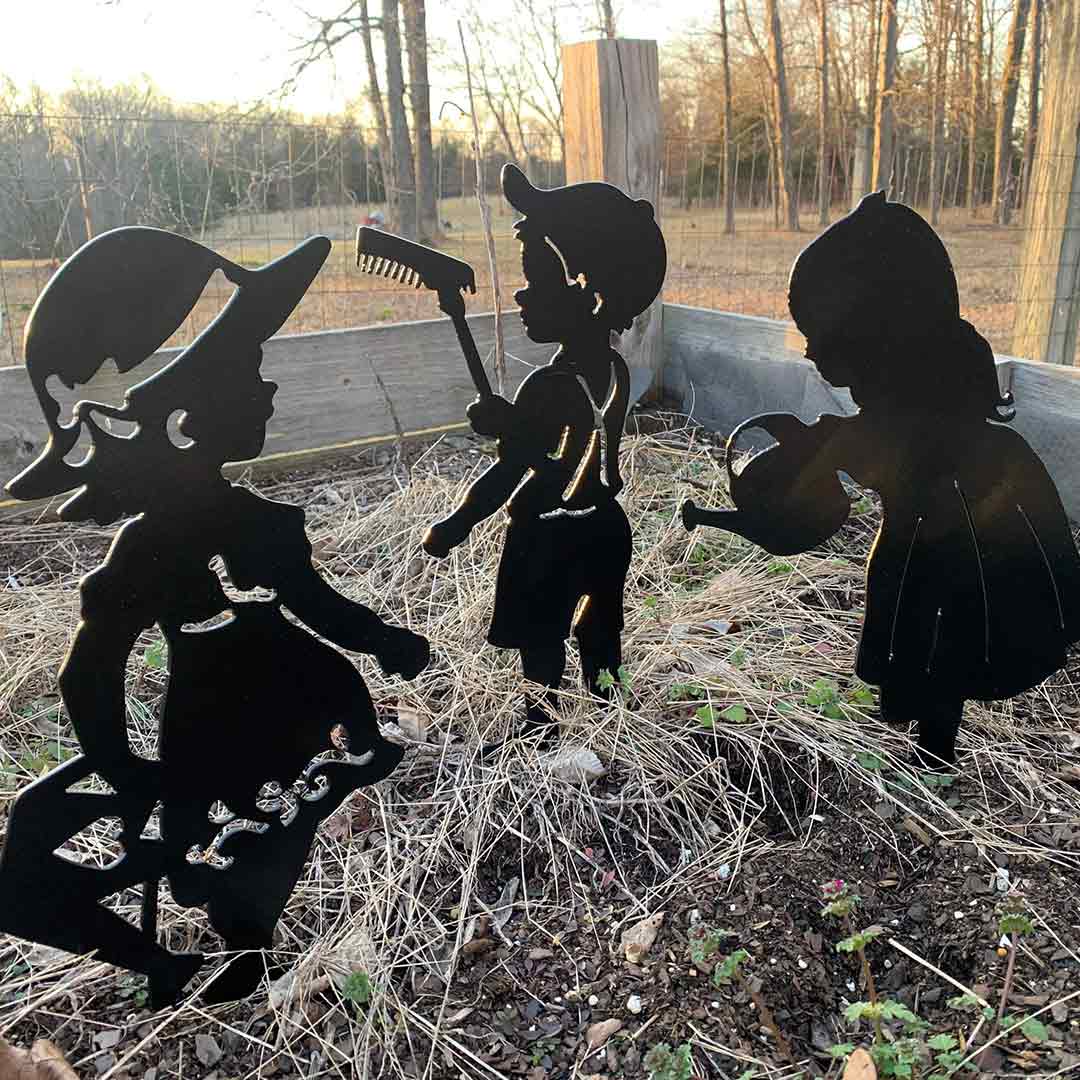 Tres niños Yard Art