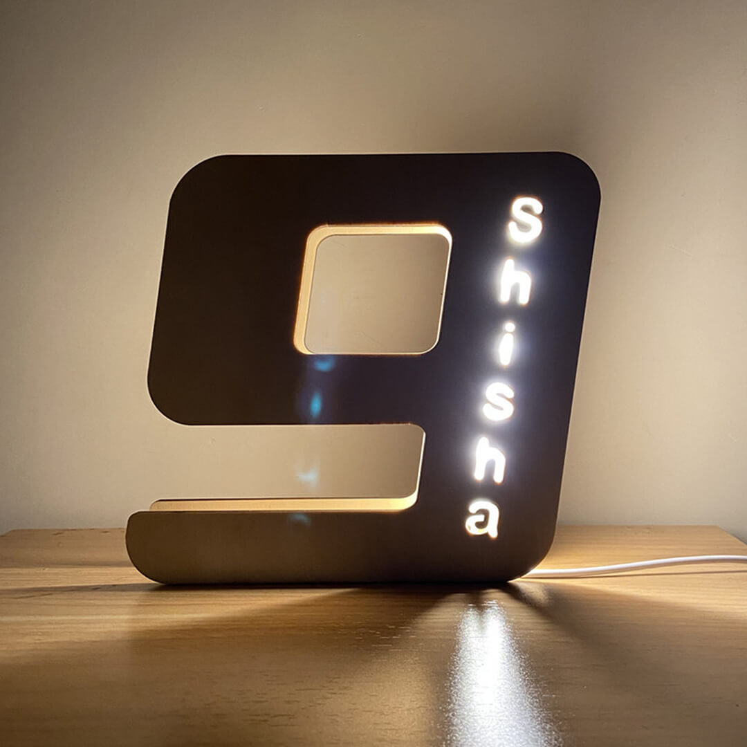 Lámpara de madera con números personalizados