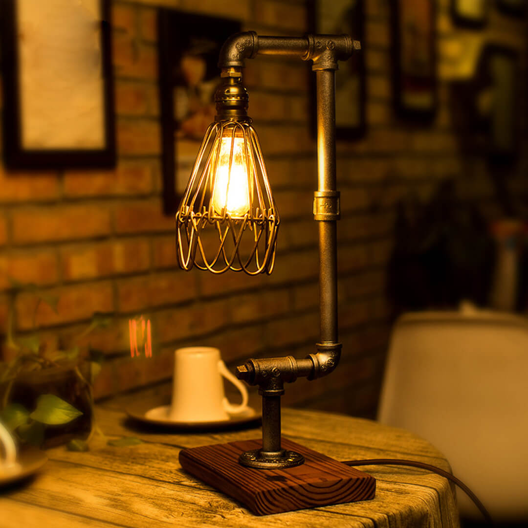 Retro-Lampe mit Wasserrohr im Industriestil