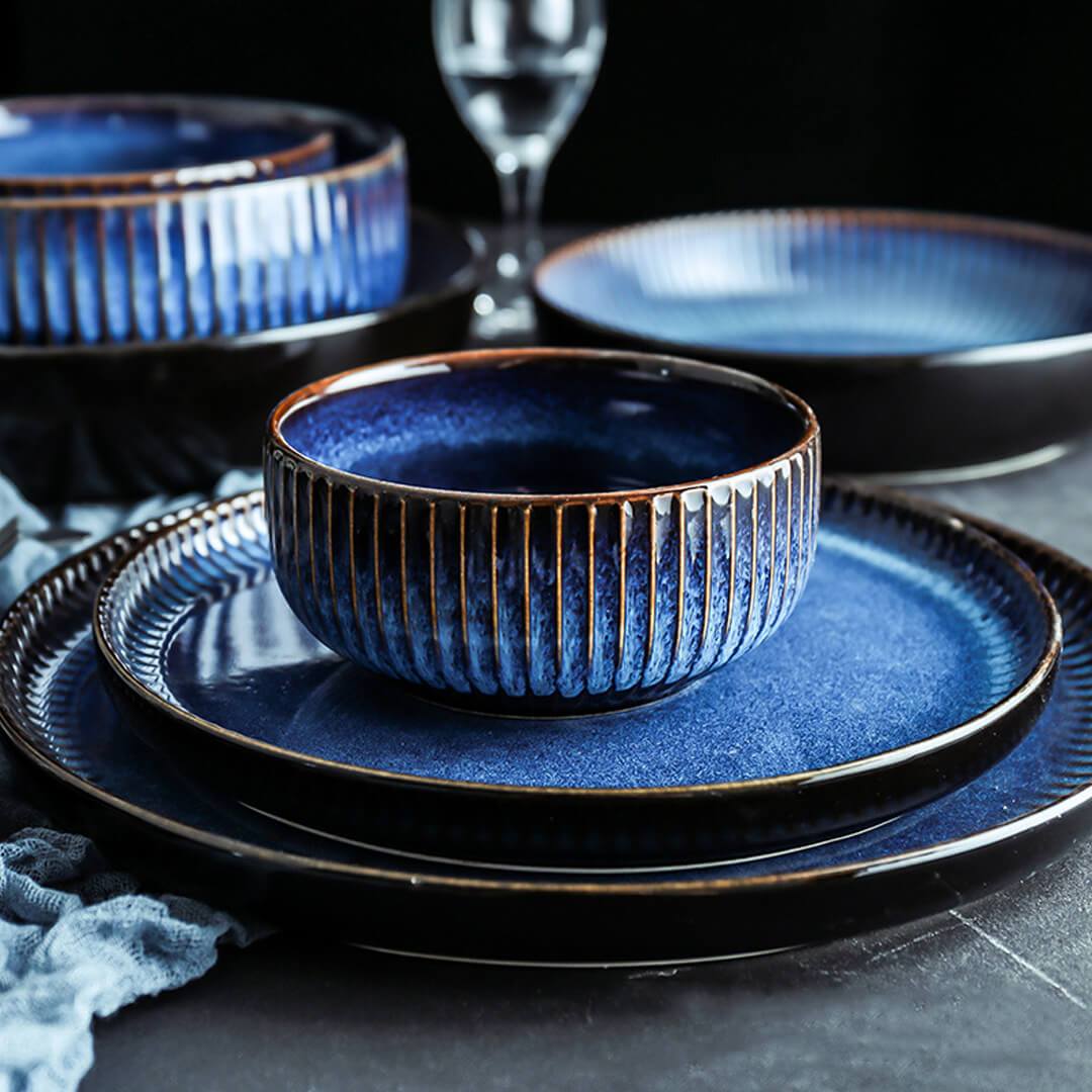 Vajilla de cerámica azul torneada al horno
