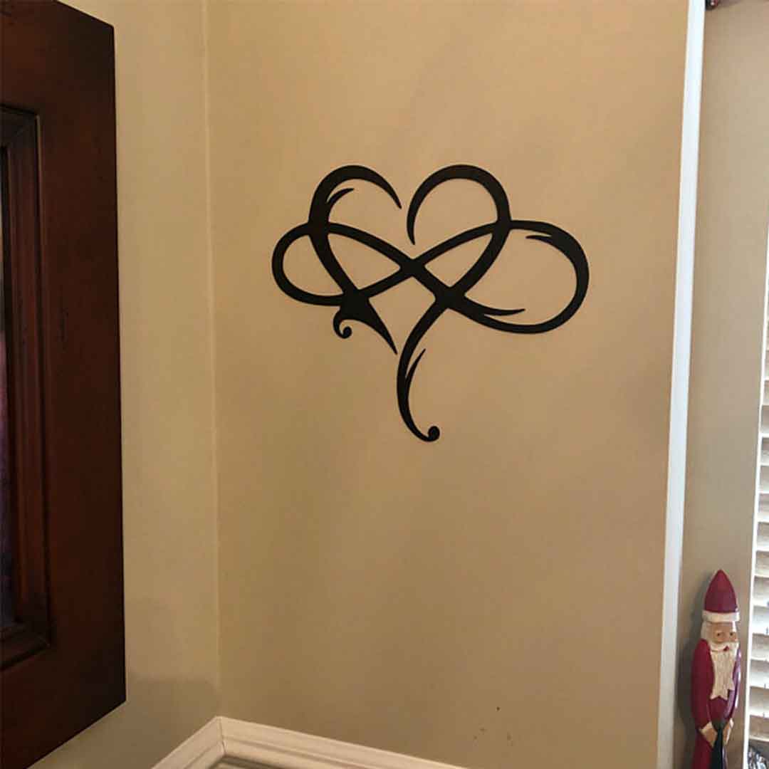 Decoración de pared de acero con corazón infinito